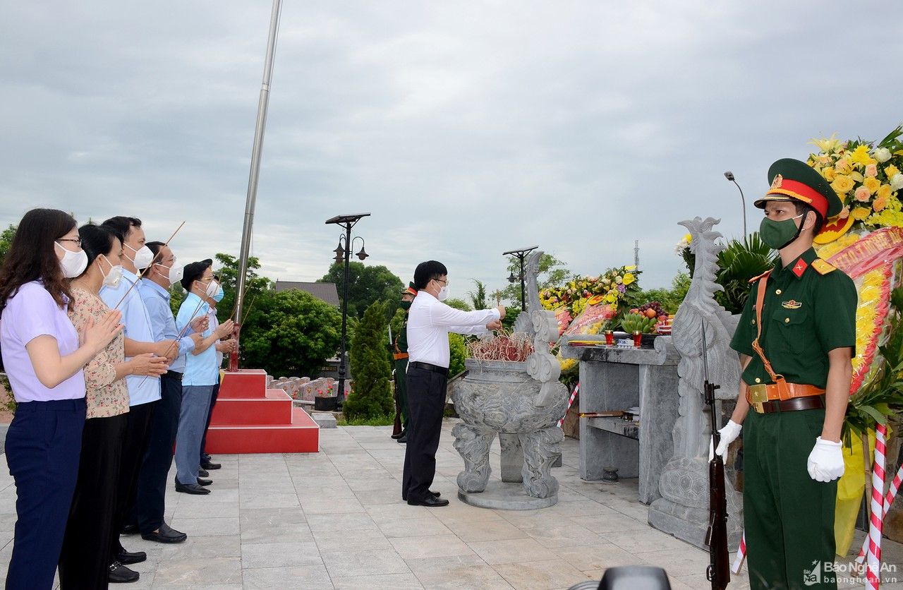 Phó Chủ tịch UBND tỉnh thăm, tặng quà các gia đình chính sách ở huyện Nghi Lộc