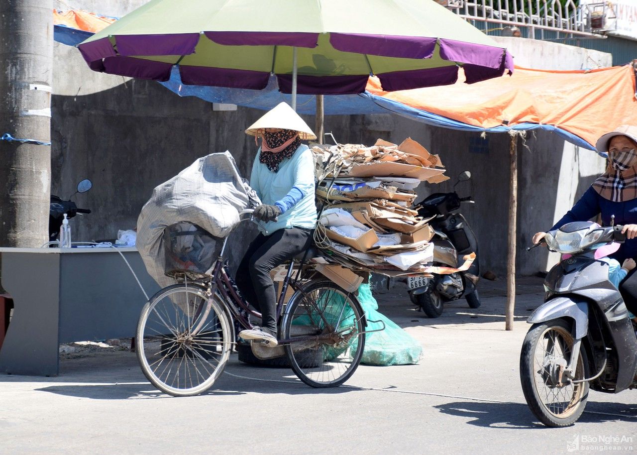 Người dân Nghệ An mưu sinh trong cái nắng như đổ lửa