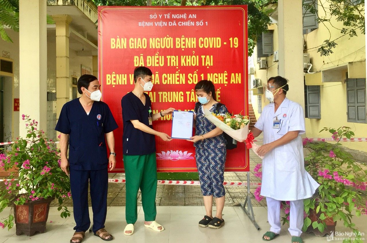 Bệnh nhân Covid-19 đầu tiên tại Bệnh viện dã chiến số 1 Nghệ An được xuất viện