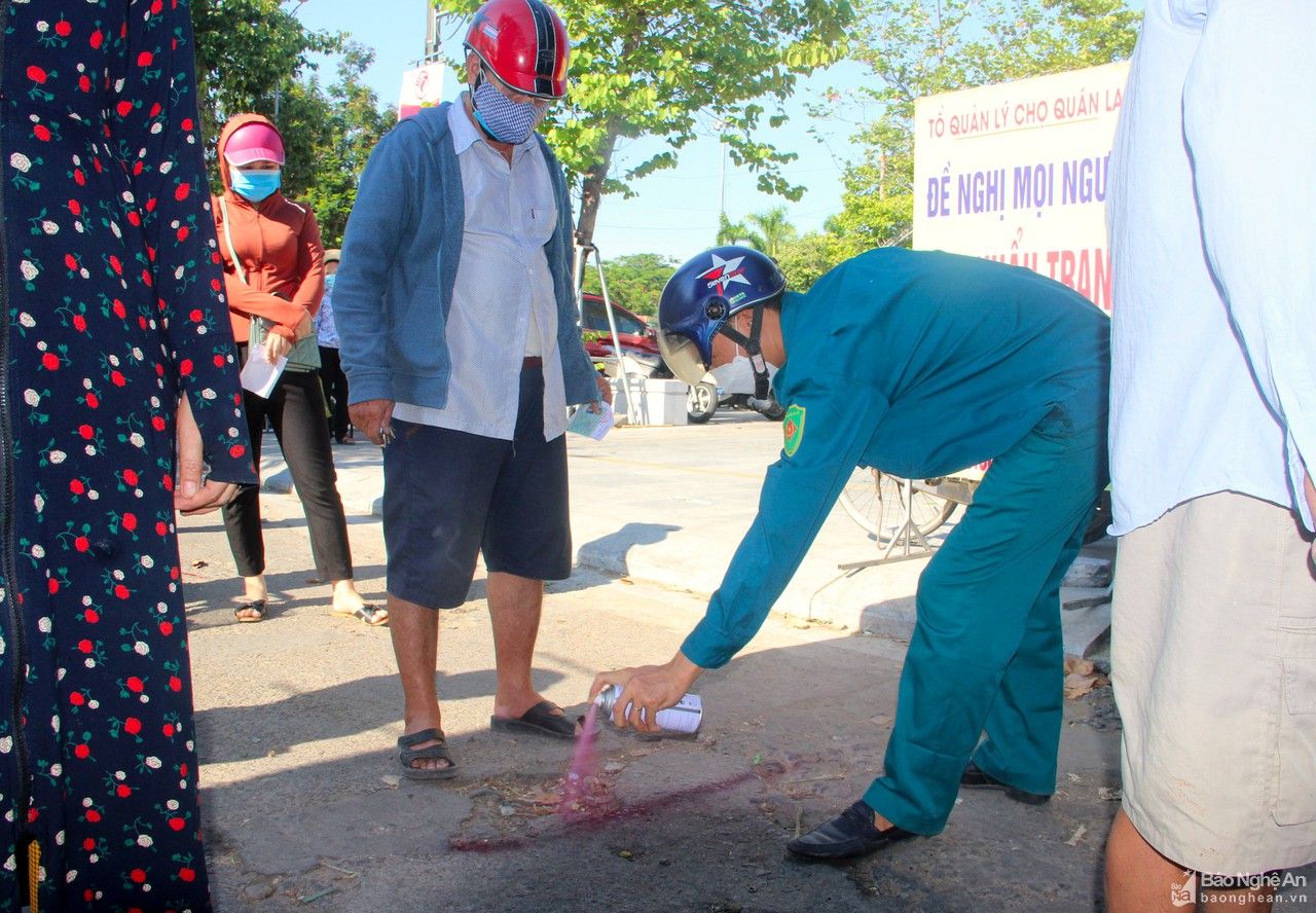 Cận cảnh người dân TP Vinh ngày đầu đi chợ bằng thẻ