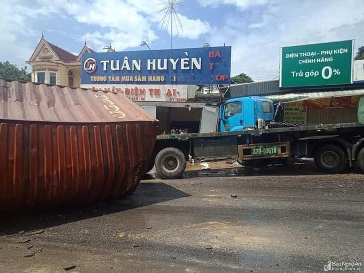 Đang lên dốc, xe ô tô chở container bất ngờ quay đầu đâm vào dãy quán bên đường