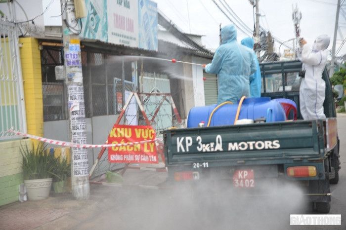 Cận cảnh xe quân đội khử khuẩn trên 4 tuyến đường ở thành phố Thủ Đức