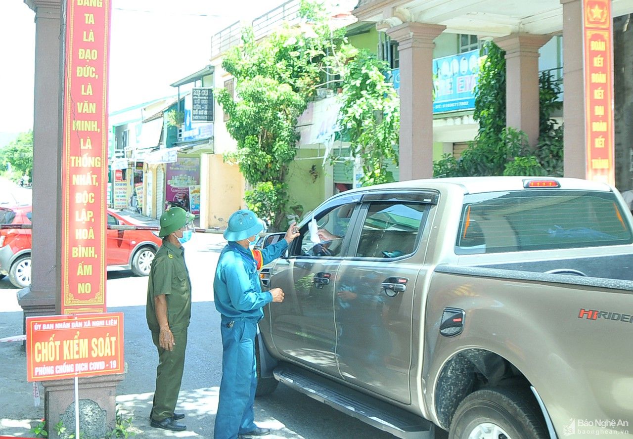 Nhiều nơi ở thành phố Vinh lập chốt kiểm soát ra, vào làng để phòng dịch