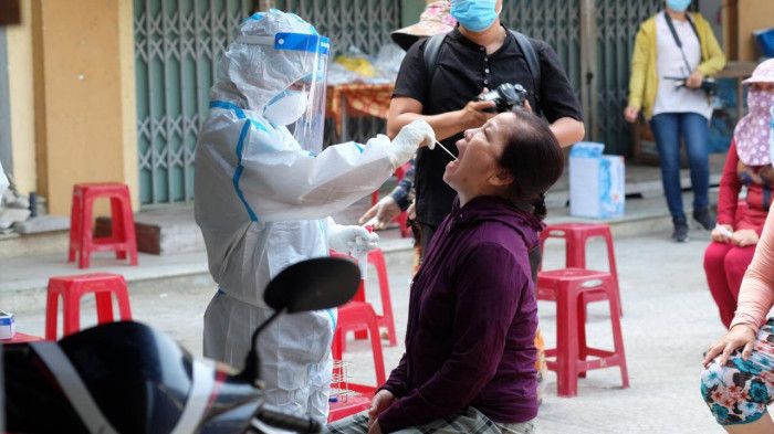 Vụ cán bộ ở Đà Nẵng xô xát nhân viên y tế: "Chỉ là gạt tay trúng mặt..."