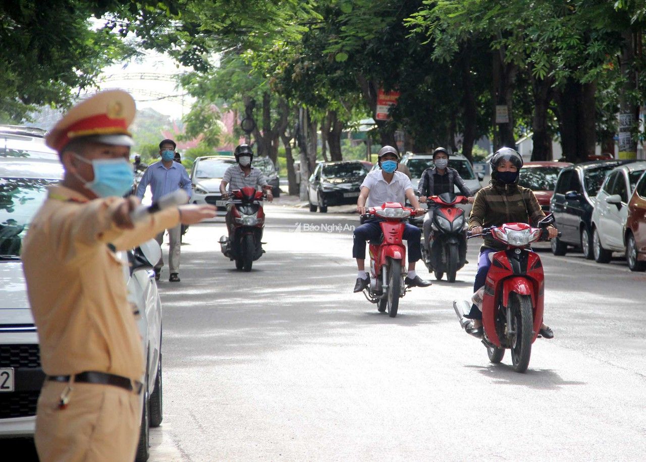 Lực lượng chức năng tiếp tục ổn định trật tự tại hiện trường vụ cháy ở TP Vinh