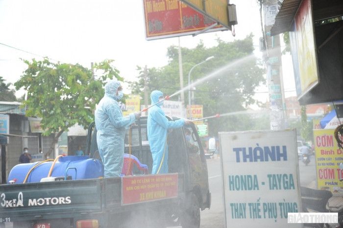 Cận cảnh xe quân đội khử khuẩn trên 4 tuyến đường ở thành phố Thủ Đức