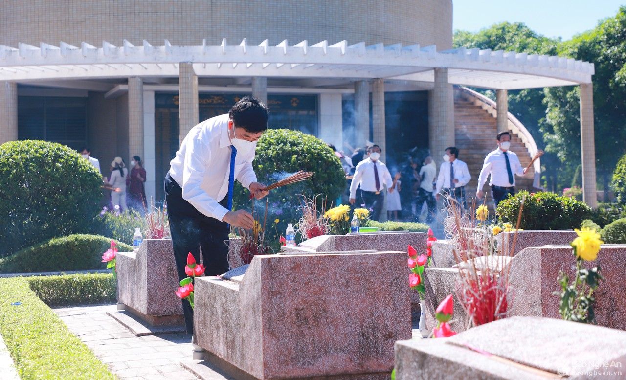 Lãnh đạo tỉnh dâng hoa tưởng niệm Chủ tịch Hồ Chí Minh và các Anh hùng liệt sỹ