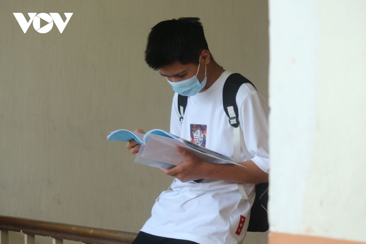 Thí sinh Hà Nội đội mưa đi thi buổi đầu tiên vào lớp 10 THPT