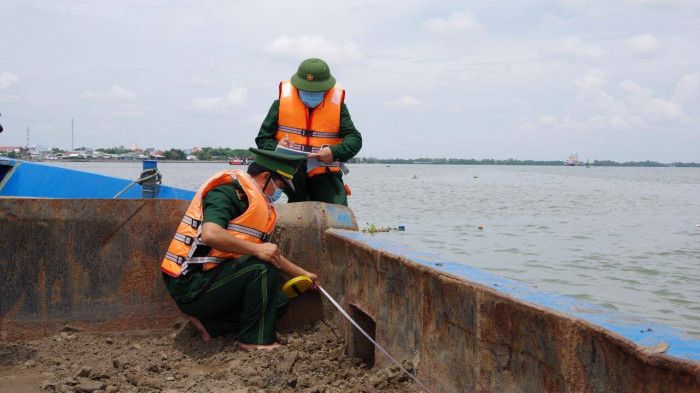 TP.HCM: Bắt 3 sà lan vận chuyển gần 1.000 khối cát trái phép