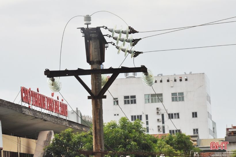 Lưới điện mất an toàn: Ngành điện giục, Ban Quản lý chợ Hà Tĩnh “câu giờ”!