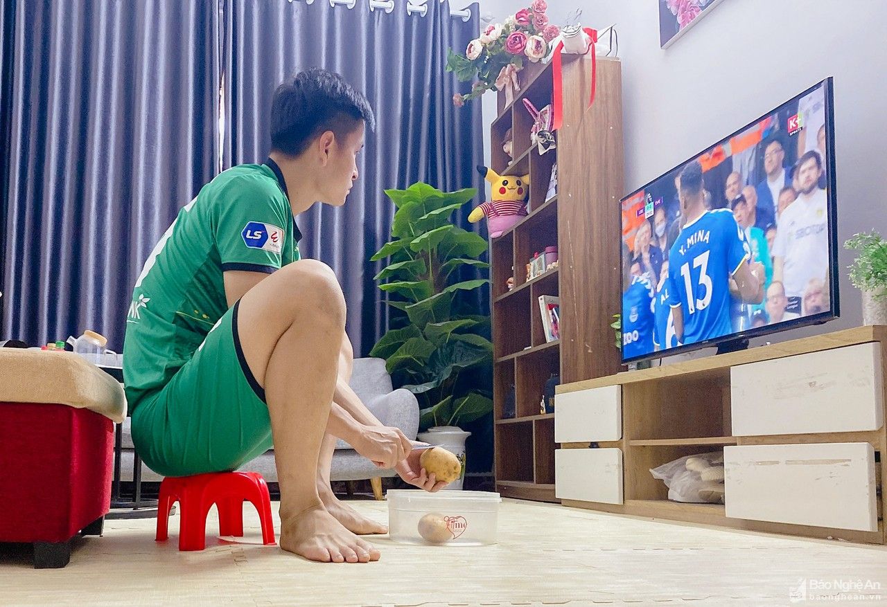 Cầu thủ SLNA ấm áp bên gia đình trong những ngày giãn cách