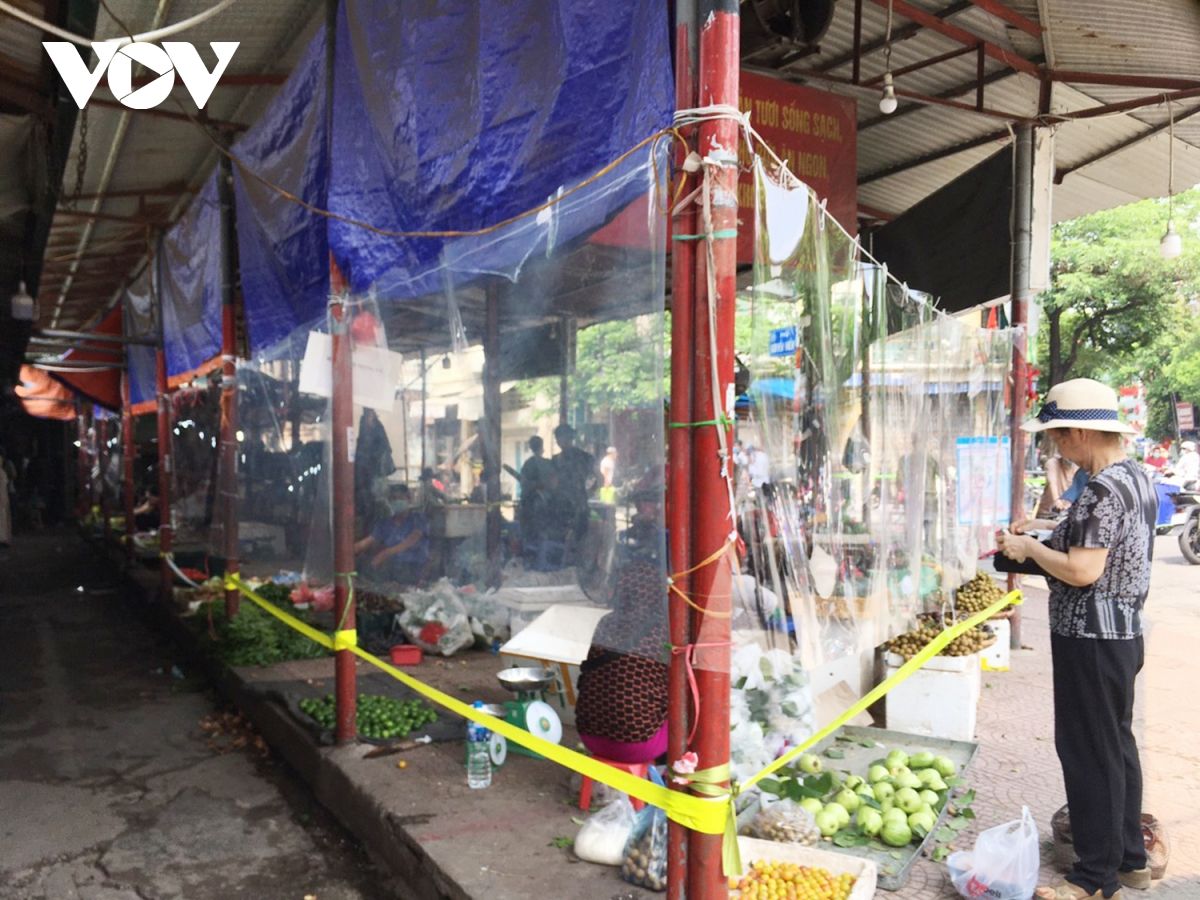 Tiểu thương ở Hà Nội tự làm tấm chắn giãn cách phòng dịch