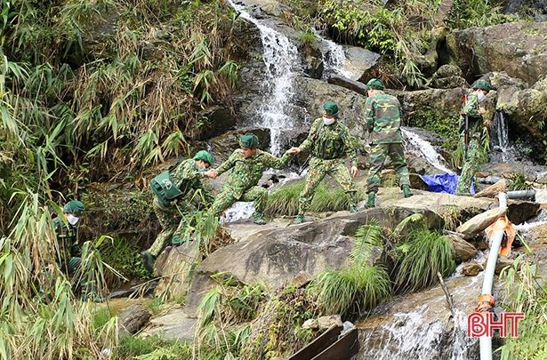 Lời yêu thương gửi con gái đạt kết quả cao Kỳ thi tốt nghiệp THPT từ chốt chống dịch biên giới Hà Tĩnh