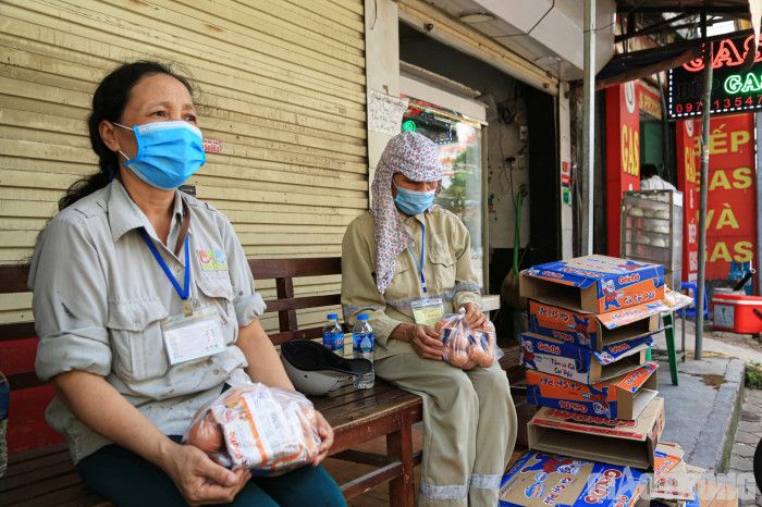 Hà Nội: Người lao động bật khóc khi nhận gạo, trứng giữa ngày giãn cách XH