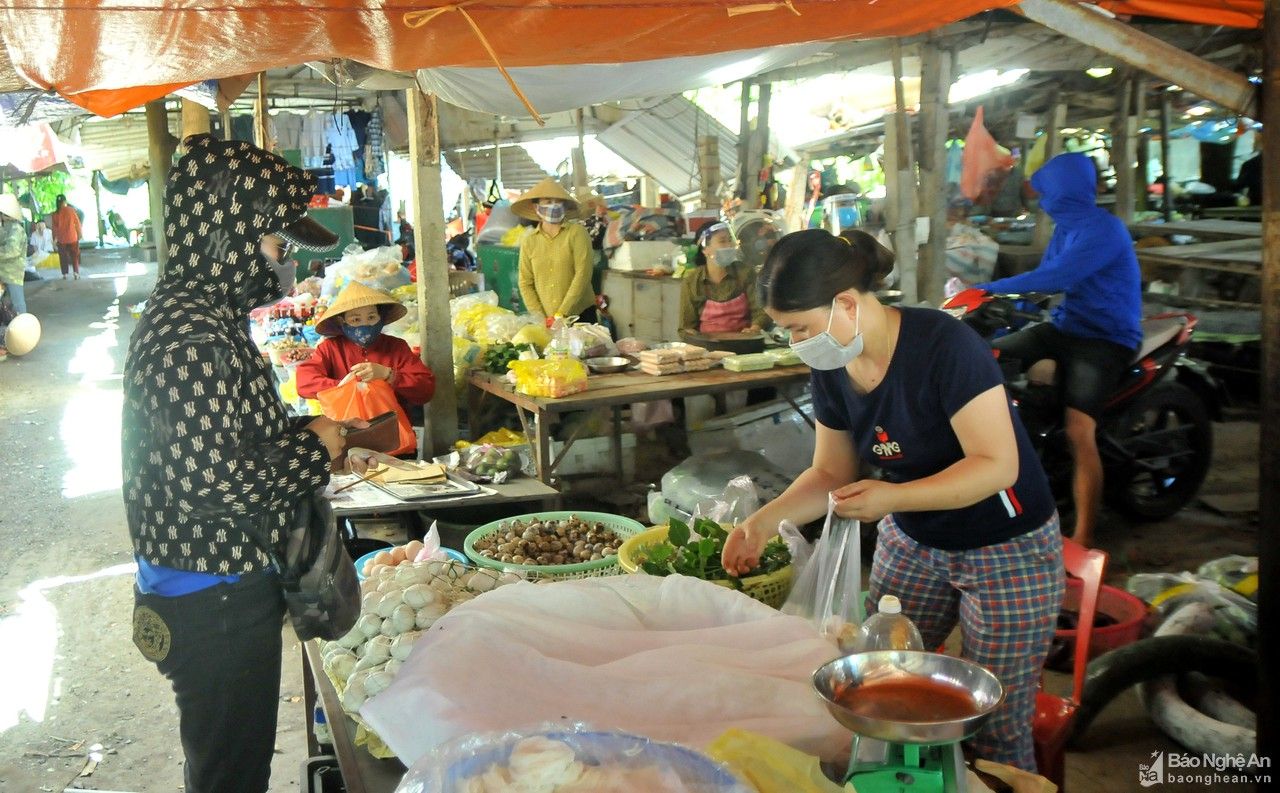 TP Vinh: Các chợ mở cửa bình thường, bán đủ nhu yếu phẩm cần thiết