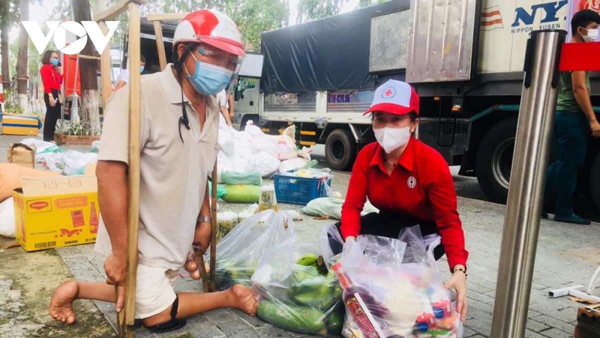 Lao động tự do ở Bình Dương mừng rơi nước mắt khi nhận tiền hỗ trợ