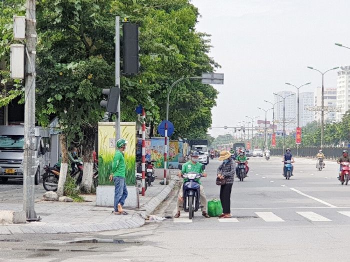 Hà Nội: Bất chấp lệnh cấm, xe ôm mặc nhiên tụ tập, đón khách