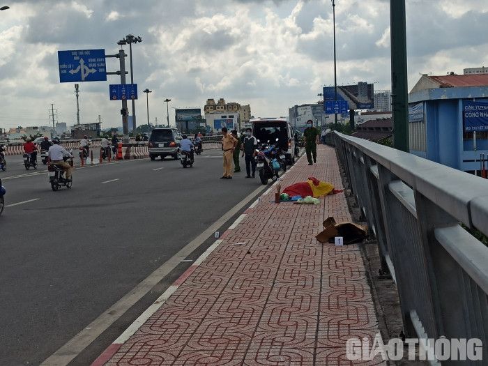 Người đàn ông đội mũ Gojek tử vong bất thường trên cầu Bình Lợi