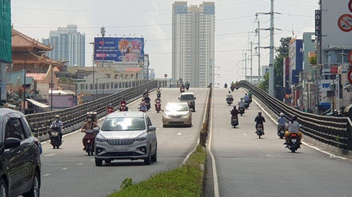 Người dân TP.HCM nườm nượp đi lại, tất bật mua sắm dù đang giãn cách xã hội