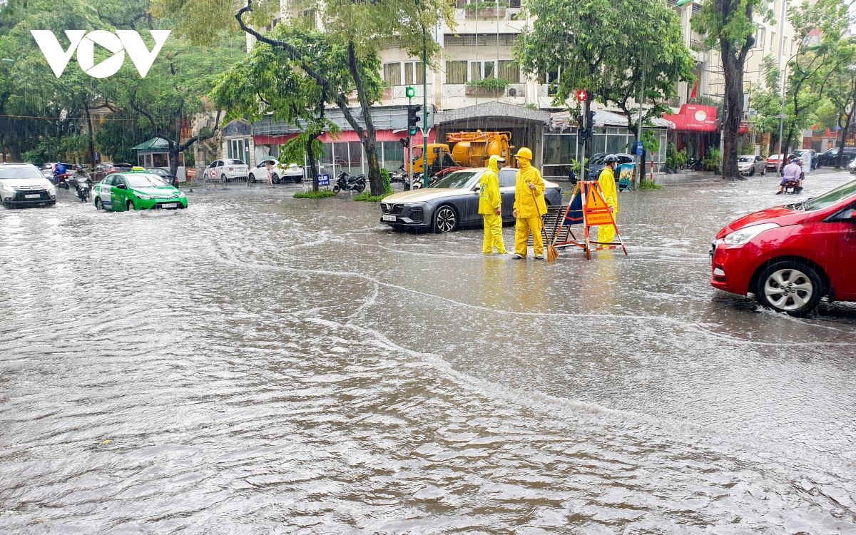 Mưa lớn, nhiều tuyến phố ở Hà Nội ngập sâu trong nước