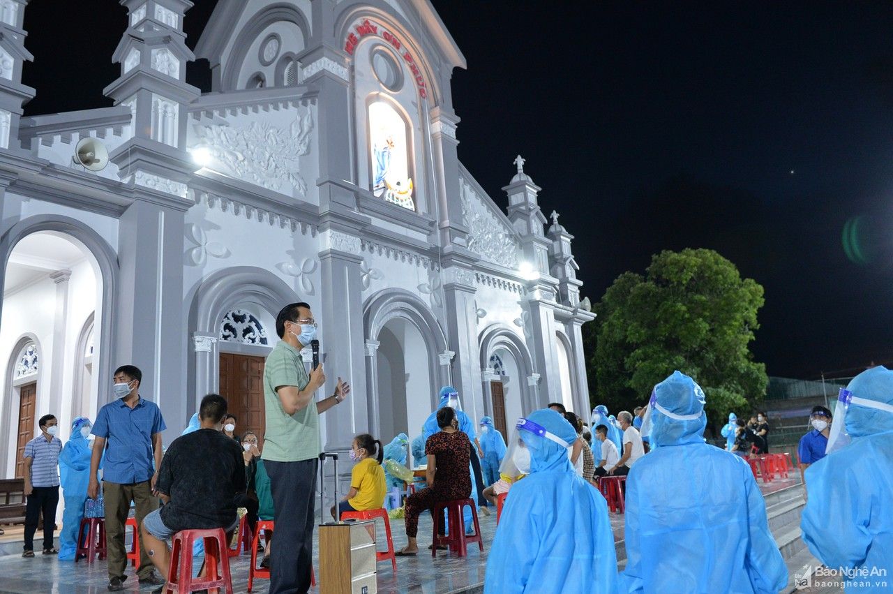 Linh mục quản xứ cùng Sơ dòng Mến Thánh giá cùng tham gia lấy mẫu xét nghiệm tại thị xã Cửa Lò