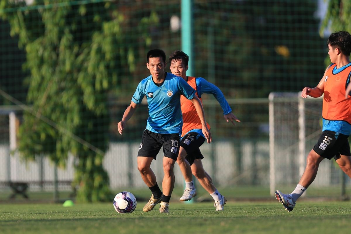 Hà Nội FC "rèn quân" dưới trời nắng nóng, chờ V-League 2021 trở lại