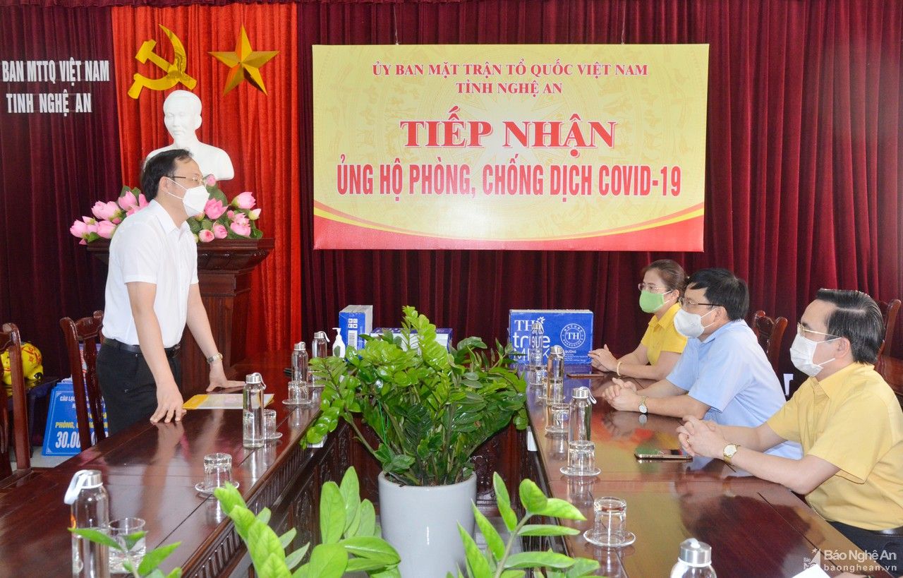Tập đoàn TH trao 96 nghìn ly sữa cho Nghệ An phục vụ phòng chống dịch Covid-19 