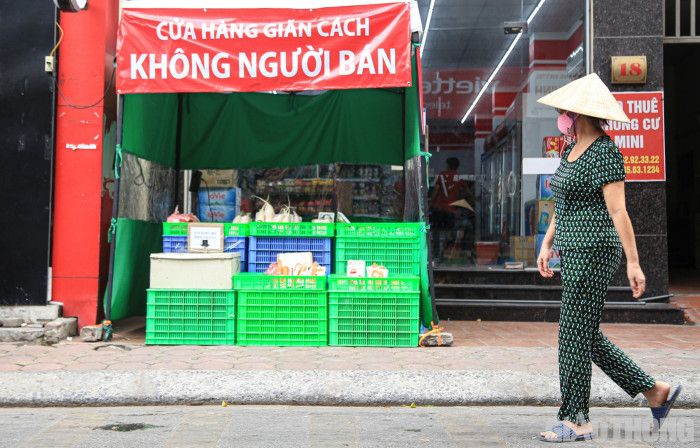 Gian hàng đồng giá, không người bán giữa những ngày giãn cách tại Hà Nội