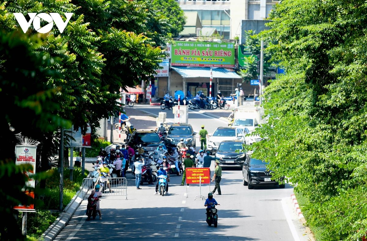 Hà Nội lập chốt trên nhiều tuyến đường kiểm soát người ra đường không lý do