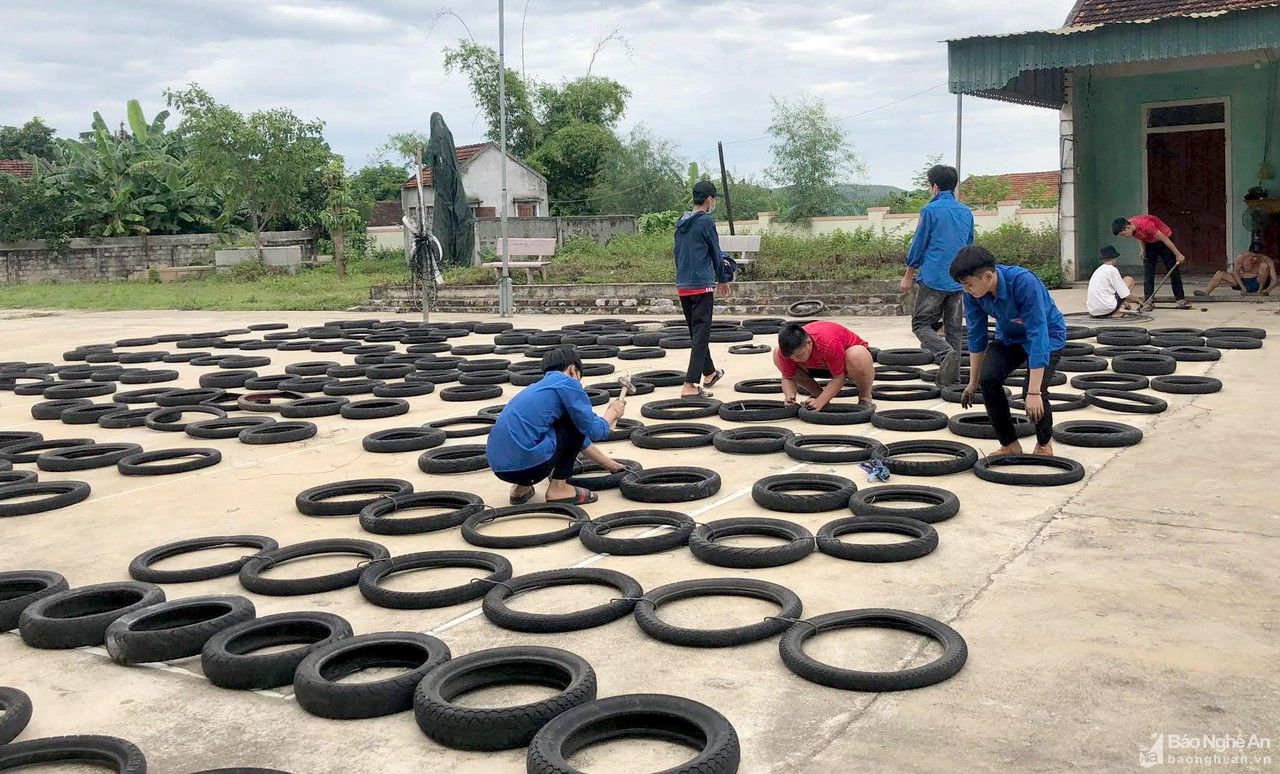 Hàng trăm chiếc phao cứu sinh được thả xuống sông Đào ở Yên Thành