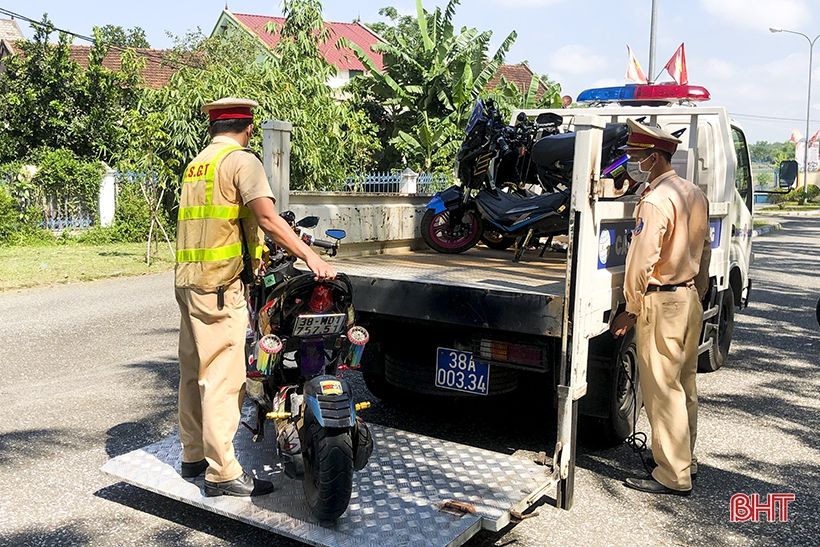 Hà Tĩnh: Xử lý hàng chục thanh thiếu niên tụ tập họp nhóm xe máy điện “độ” giữa mùa dịch