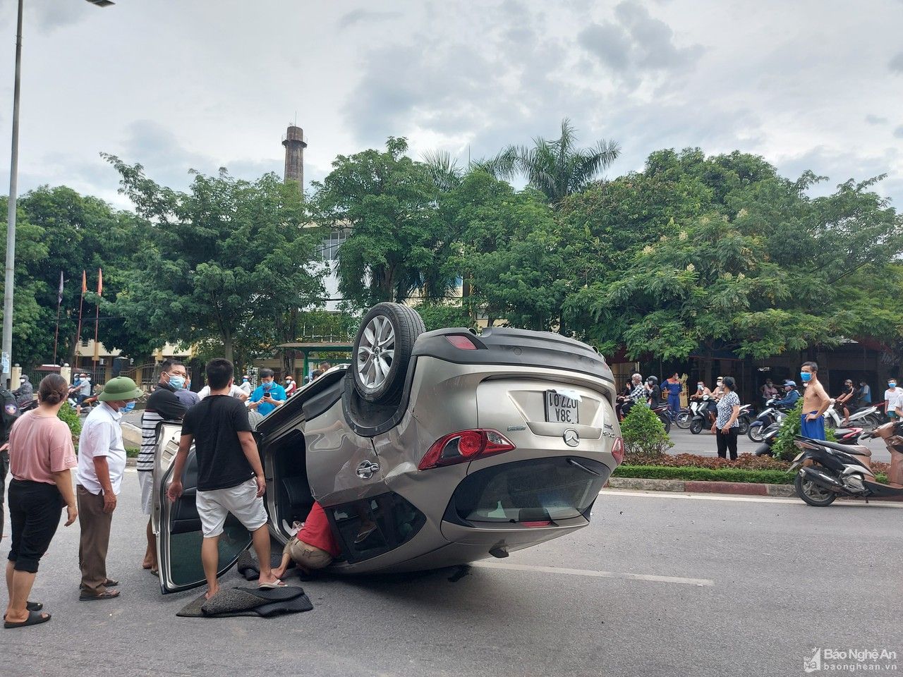 Ô tô lật ngửa giữa đường phố Vinh, tài xế may mắn thoát nạn