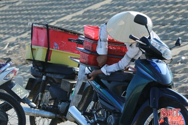 Ngư dân làng biển Cửa Nhượng vượt khó vươn khơi