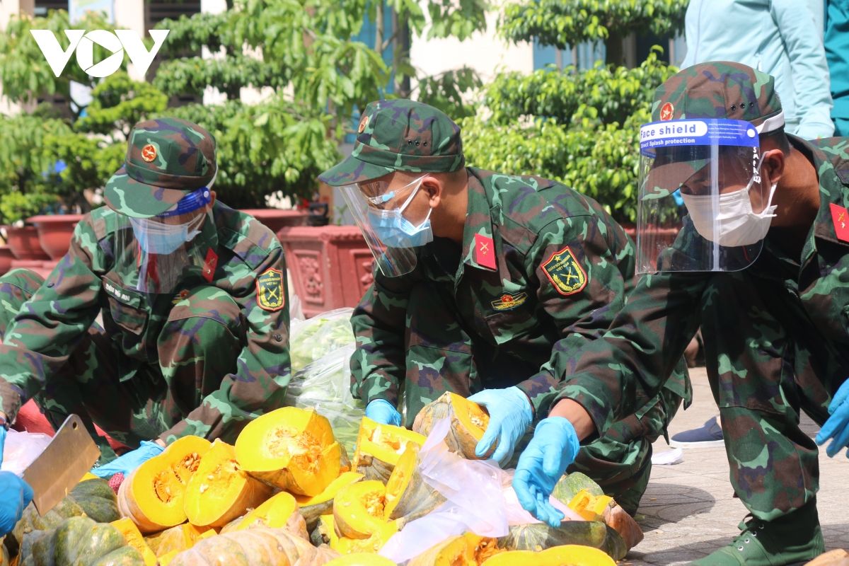 Ảnh: Các chiến sĩ trẻ tất bật “đi chợ”, khám chữa bệnh cho người dân TP.HCM