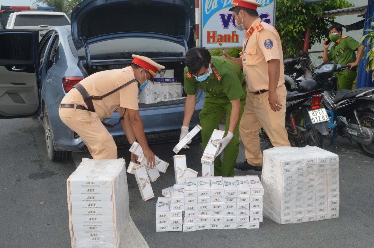 Bị bắt quả tang vận chuyển thuốc lá ngoại, tài xế dúi tiền vào tay CSGT