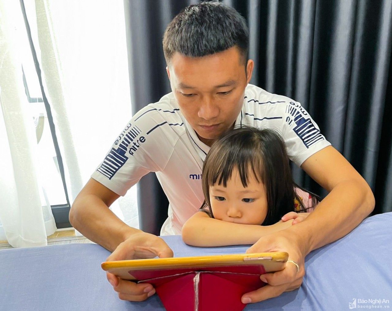 Cầu thủ SLNA ấm áp bên gia đình trong những ngày giãn cách