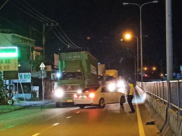 Thiếu giấy xét nghiệm, nhiều tài xế phải quay đầu xe khi đến cửa ngõ TP.HCM