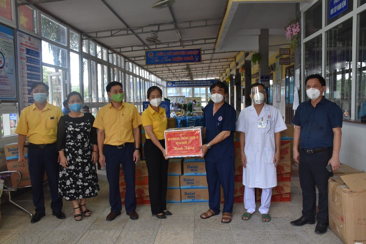 Lãnh đạo Ủy ban Mặt trận Tổ quốc tỉnh thăm, động viên y bác sỹ trên tuyến đầu chống dịch