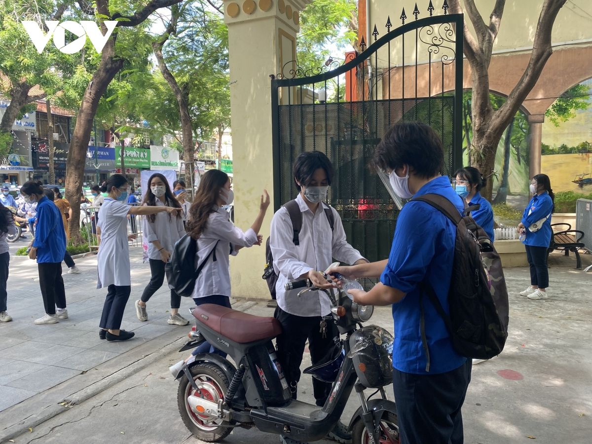 Thí sinh đội nắng, khẩu trang kín mít đi làm thủ tục thi tốt nghiệp THPT