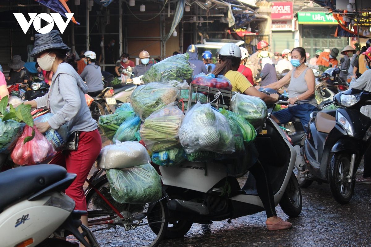 Sáng đầu tiên giãn cách, chợ dân sinh Hà Nội vẫn đông người dù hàng hóa không thiếu