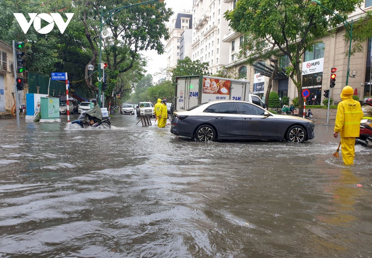 Mưa lớn, nhiều tuyến phố ở Hà Nội ngập sâu trong nước