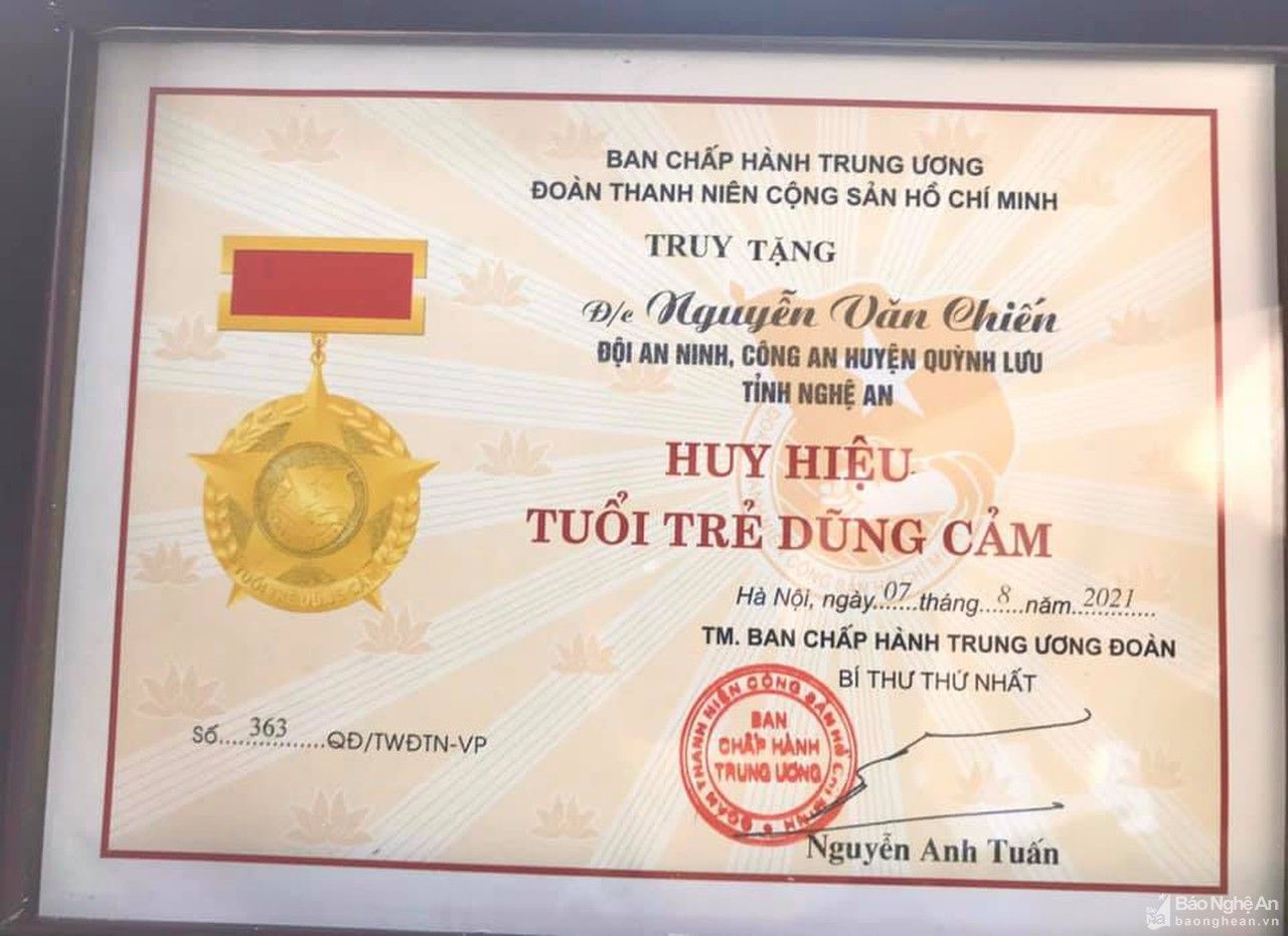 Truy tặng Huy hiệu 