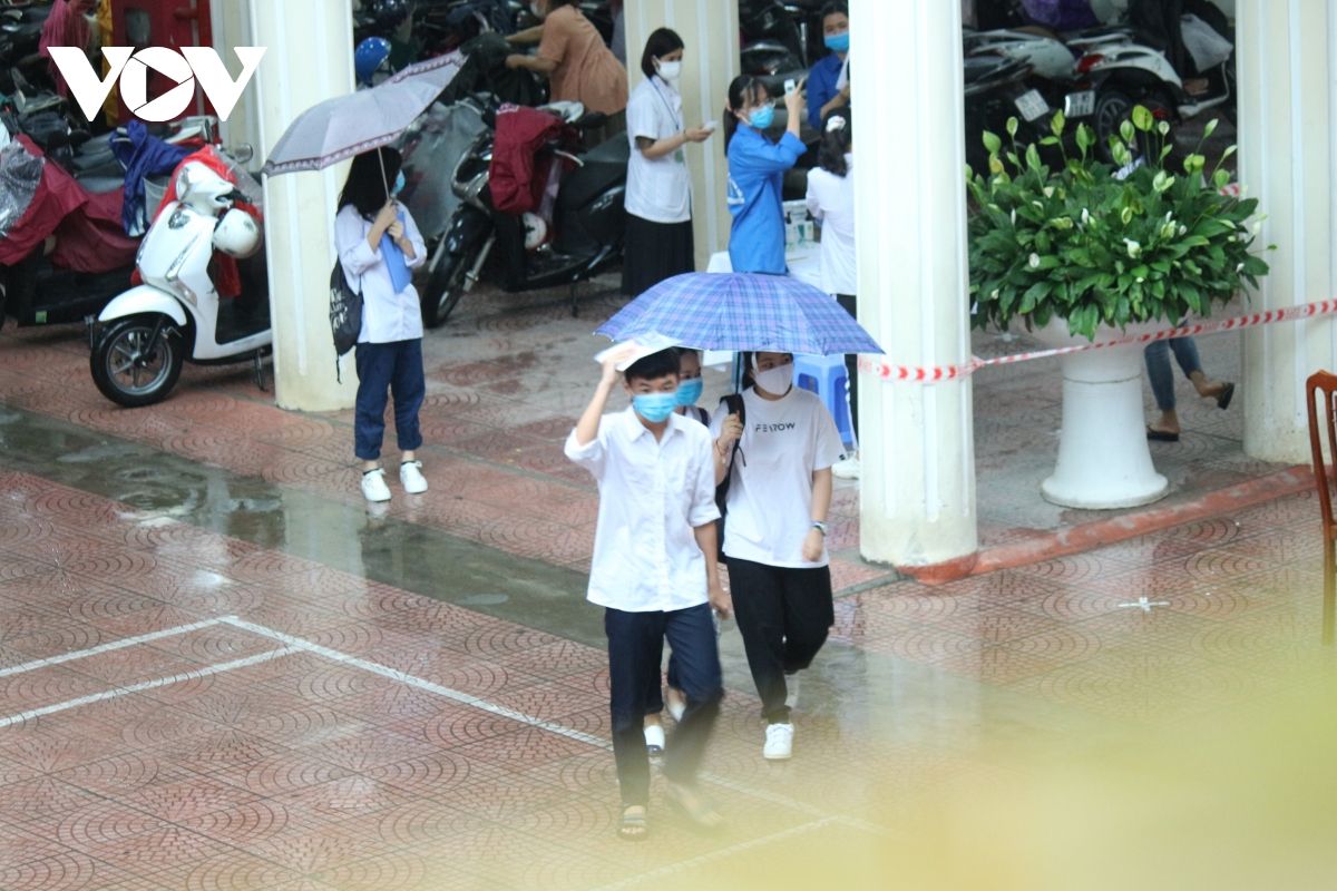 Thí sinh Hà Nội đội mưa đi thi buổi đầu tiên vào lớp 10 THPT