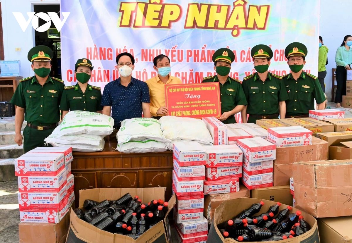 Ấm tình đồng bào, cả nước hướng về vùng dịch