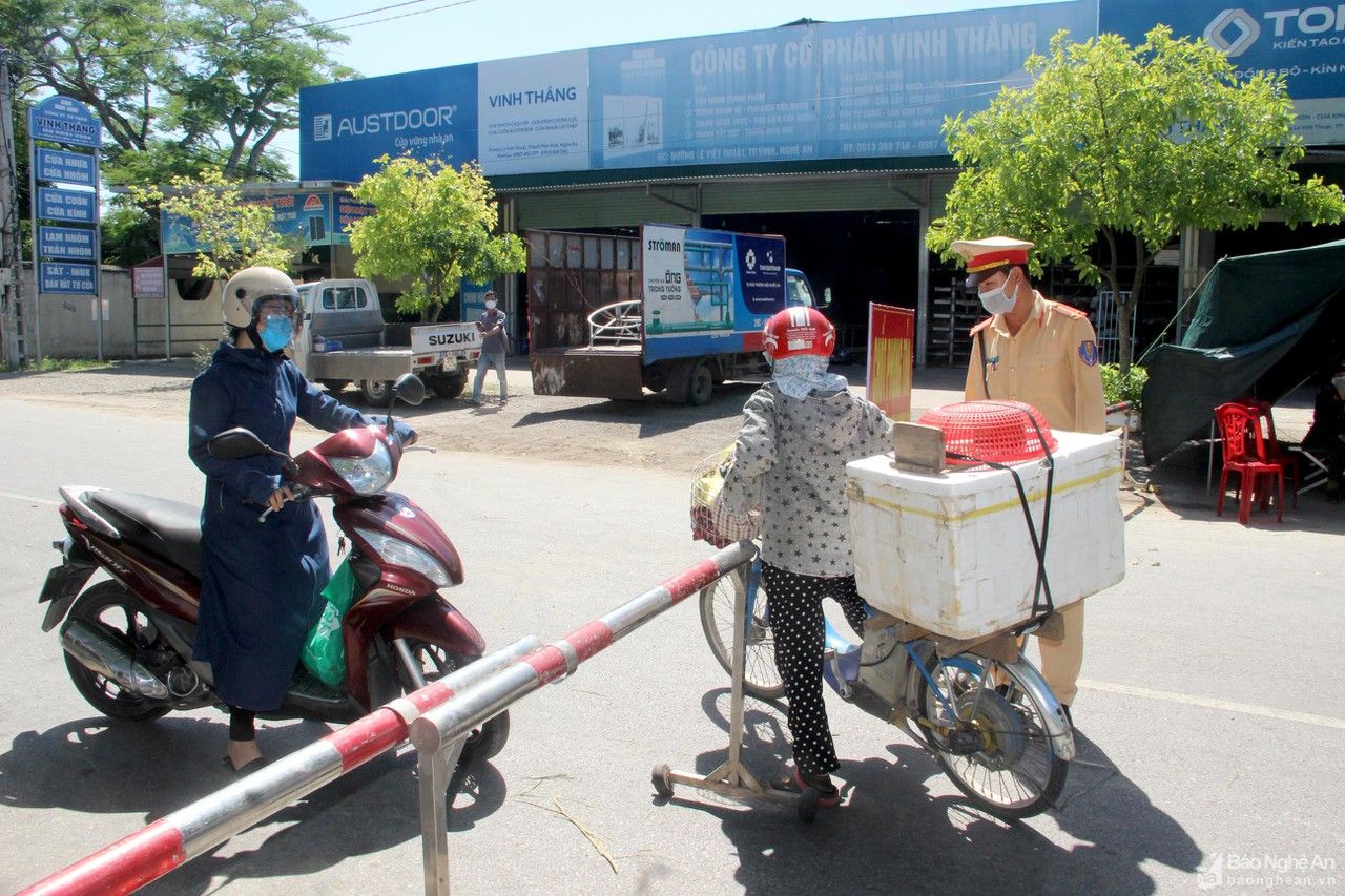 TP. Vinh: Phương tiện lưu thông trật tự, hàng hóa vận chuyển linh hoạt qua các điểm chốt