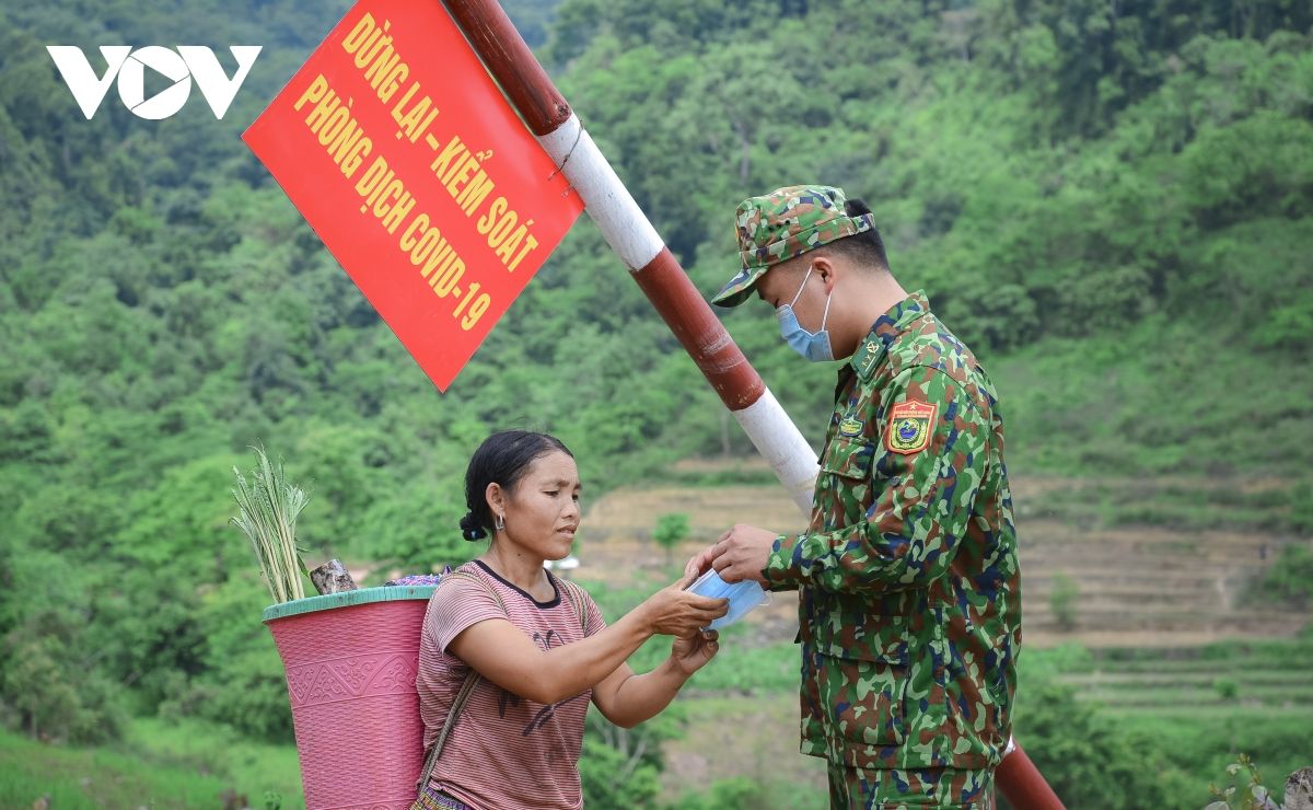 Bộ đội biên phòng Điện Biên căng mình chống dịch ở các chốt dọc biên giới