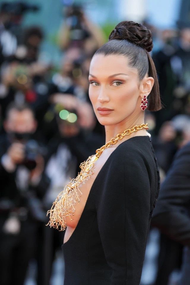 Chân dài Bella Hadid đeo vòng mạ vàng hình tán cây, che trọn vẹn bầu ngực