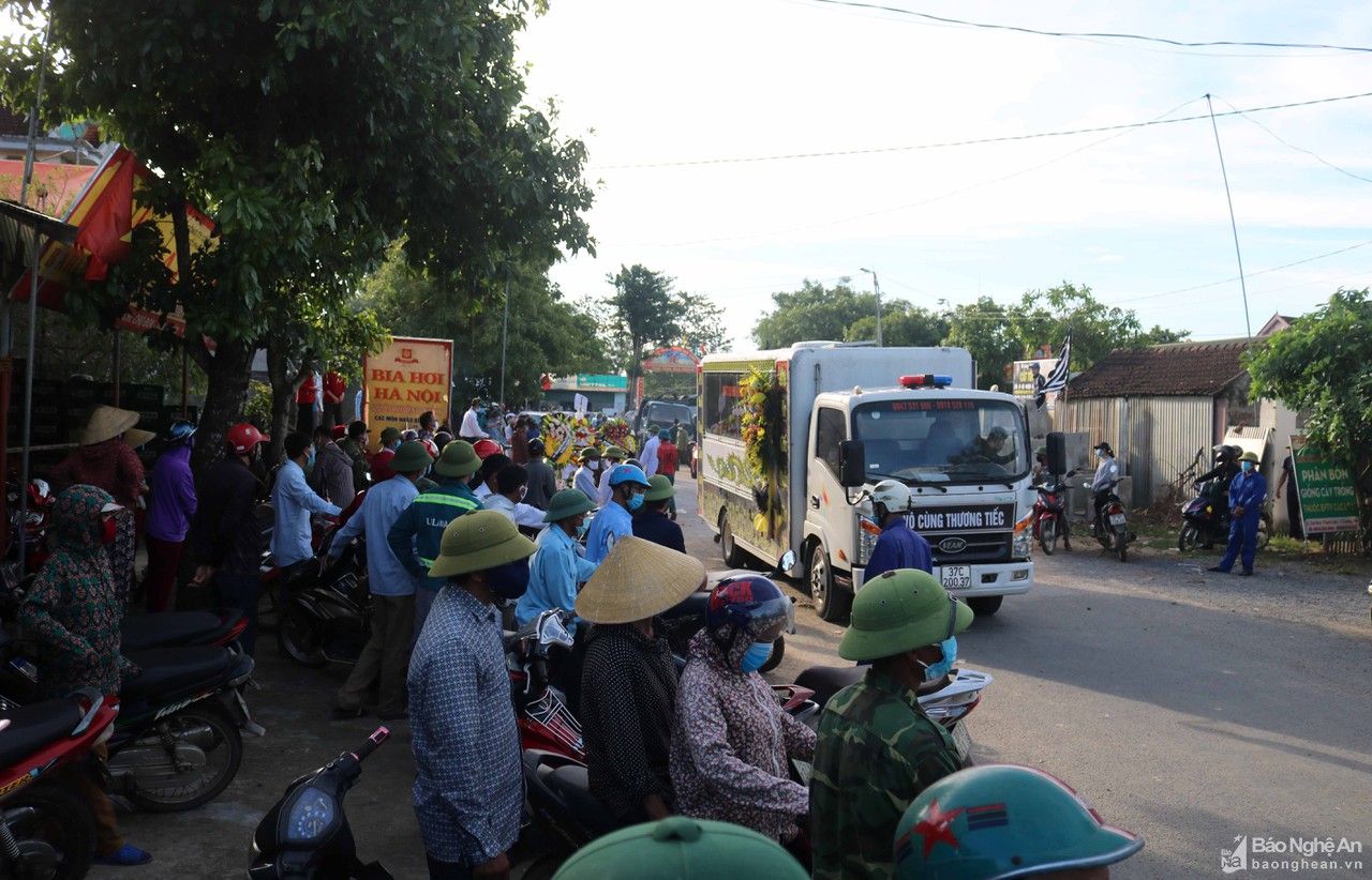 Người dân ở Thanh Chương đau xót tiễn đưa 4 nạn nhân vụ cháy phòng trà về nơi an nghỉ cuối cùng