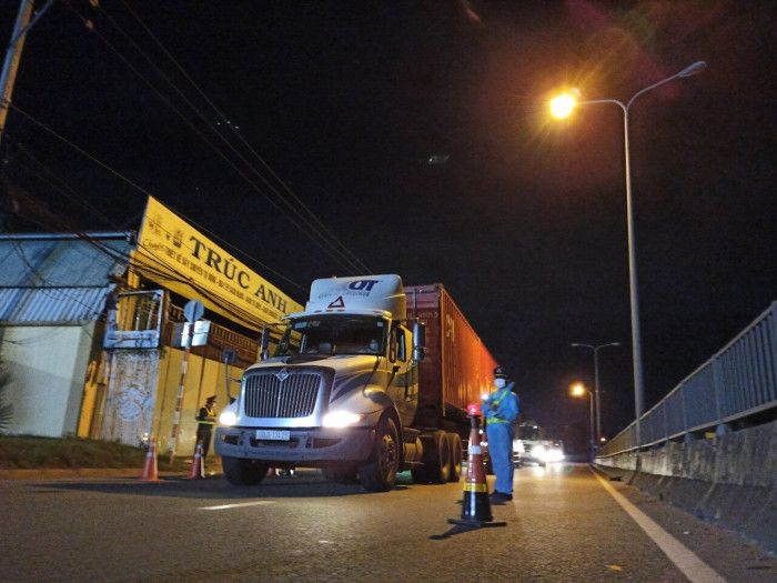 Thiếu giấy xét nghiệm, nhiều tài xế phải quay đầu xe khi đến cửa ngõ TP.HCM