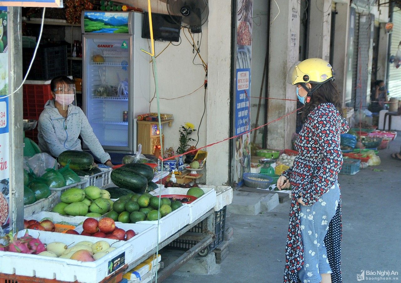 Thành phố Vinh siết chặt quản lý người ra vào chợ 